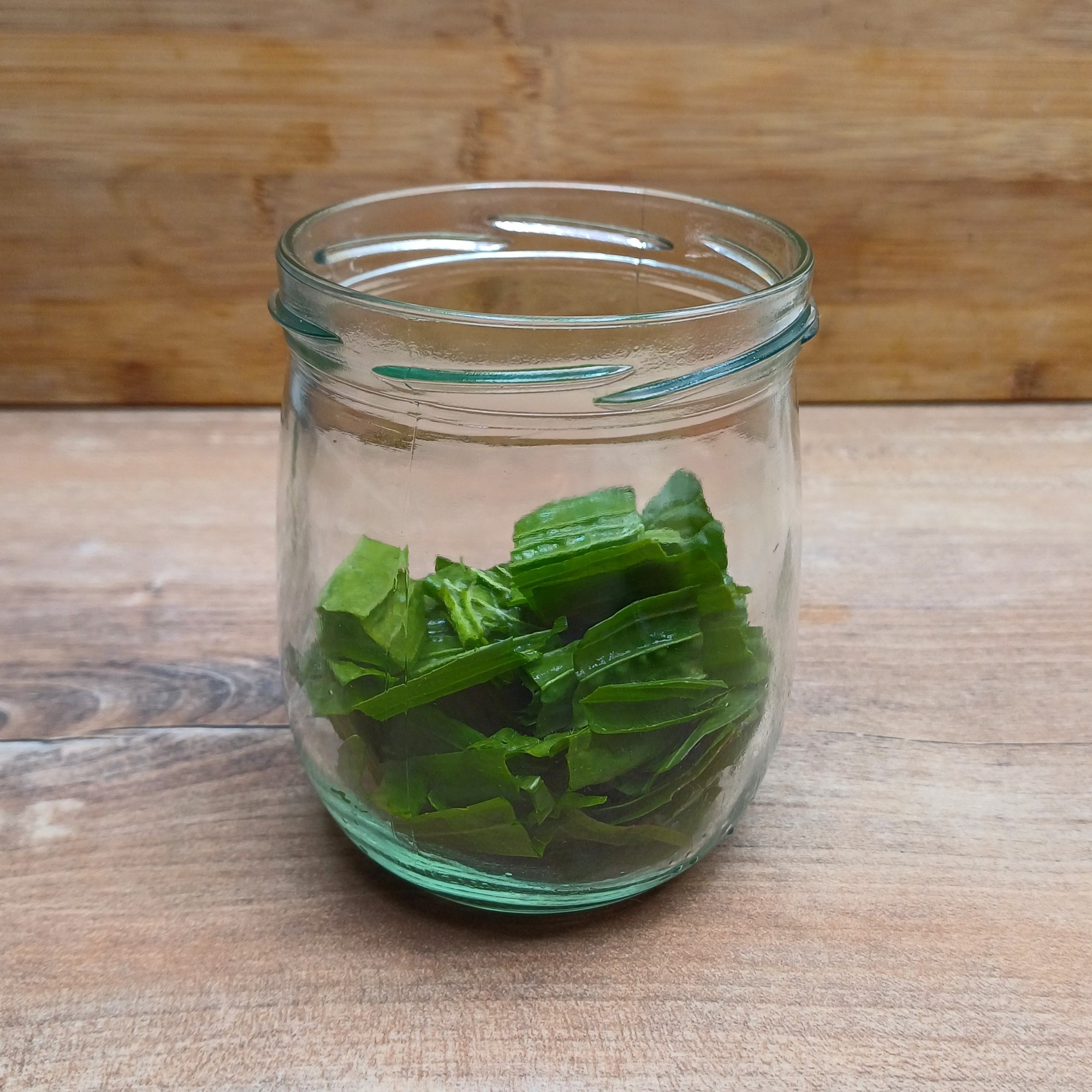 die erste Schicht Blätter ins Glas schichten
