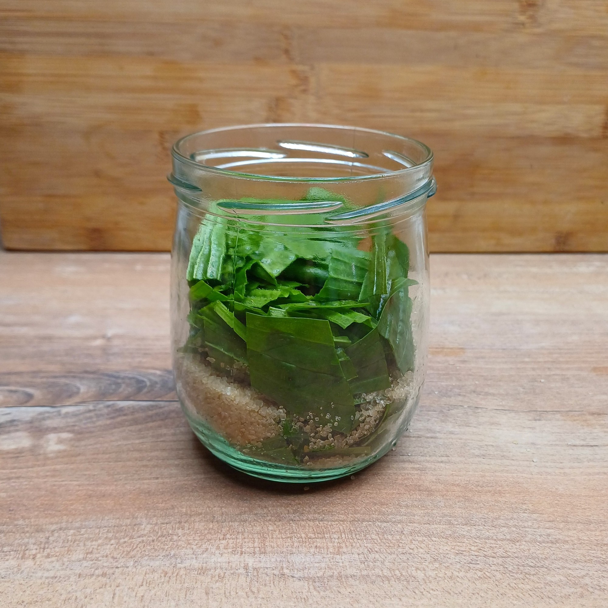 wieder eine Schicht geschnittene Blätter ins Glas geben